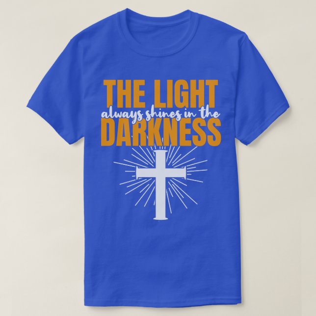 Camiseta La Luz Brilla En La Oscuridad Cita Bíblica (Diseño del anverso)
