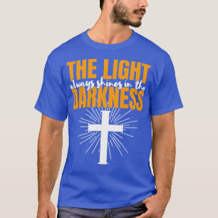 Camiseta La Luz Brilla En La Oscuridad Cita Bíblica