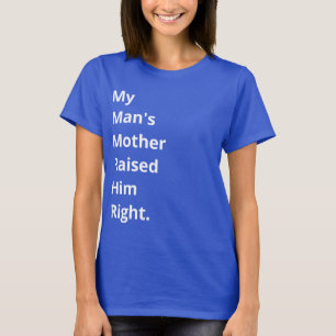 Camiseta La madre de mi hombre lo crió bien. Cita divertida
