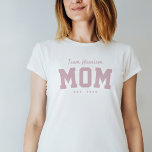 Camiseta La madre del equipo lindo simple rosa personalizad<br><div class="desc">Diseñado para coordinar con la colección de ducha de bebé de Lea Delaveris Design, esta camiseta de mamá del equipo es un regalo perfecto para una madre o madre nueva. También es genial para usar en la ducha de bebé, este diseño de camisetas deportivo incluye un "nombre de equipo" en...</div>