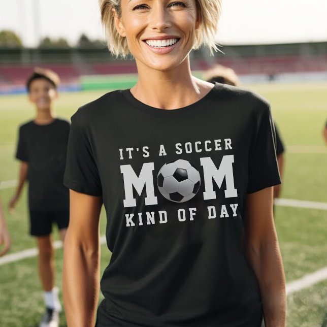 Camiseta La madre del fútbol está como negra del día (Soccer Mom Kind of Day Black T-Shirt
)