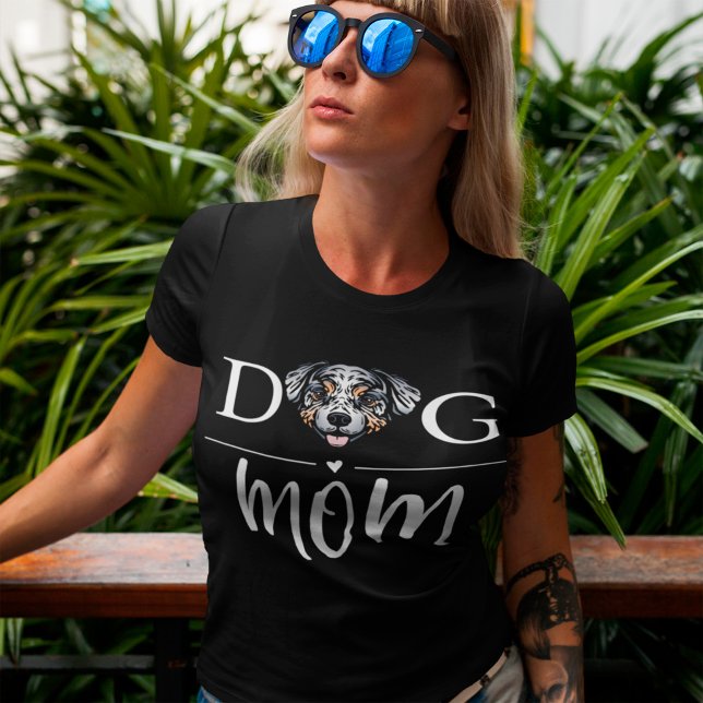 Camiseta La madre del perro se aburre del pastor australian (Subido por el creador)