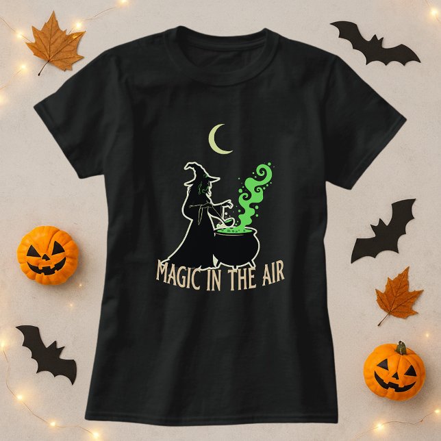 Camiseta La magia en la bruja de Halloween en el aire (Subido por el creador)