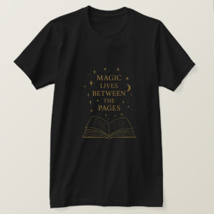 Camiseta La Magia Vive Entre Las Páginas   Oscuro Amante De