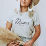 Camiseta La mamá personalizada del Rodeo de Vaquera Occiden<br><div class="desc">¿Buscando el regalo perfecto para la mejor mamá de una pequeña vaquera? ¡Esta camiseta de mamá occidental es el regalo perfecto para todas las madres amantes del país! El único tipo de letra de una cuerda que dice "Mamá" está rodeado de brillantes estrellas rosas. Fácil de personalizar el año. Este...</div>