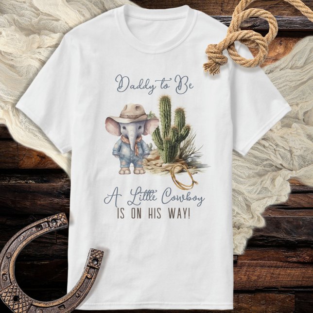 Camiseta La mami de los elefantes occidentales rusos será (Rustic Western Elephant Cowboy Boy Baby Shower Daddy to Be "A Little Cowboy Is On His Way!")