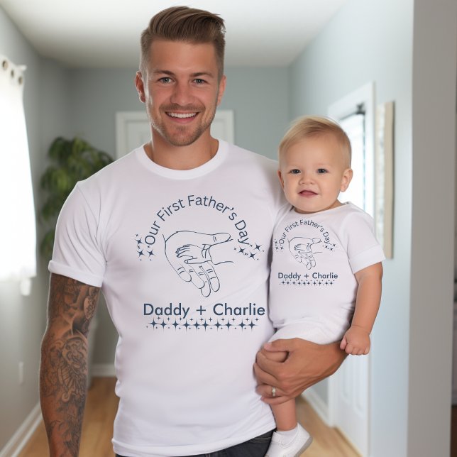 Camiseta La mano del Día del Primer Padre sosteniendo la ma (Matching daddy and me t-shirts for father's day. Our first father's day!)