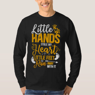Camiseta La Mano Pequeña Me Robó Los Pies Pequeños De Mi Co