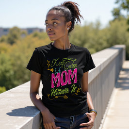 Camiseta La moda mantiene la calma a la mamá graciosa cita 