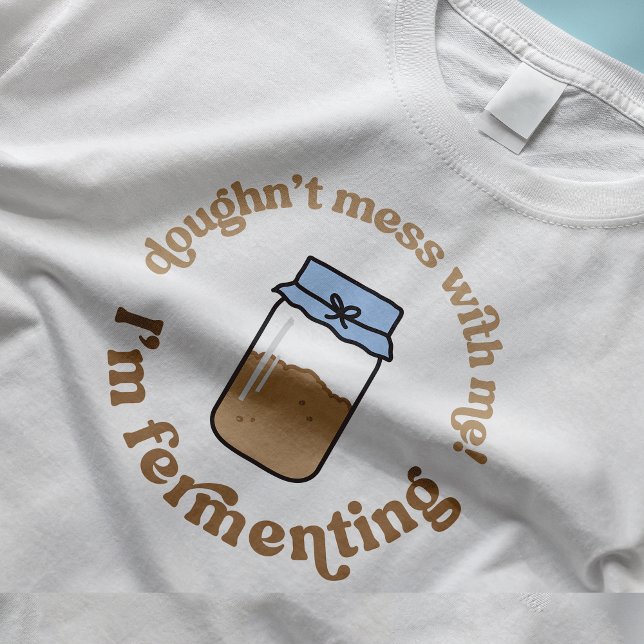 Camiseta La moda Retro Sourdough Starter Bread Funny (Sourdough bakers funny t-shirt design with sourdough starter jar illustration and retro groovy fonts)