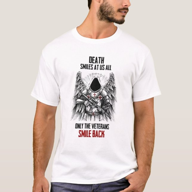 Camiseta La Muerte Sonríe A Todos Nosotros, Sólo Los Vetera (Anverso)