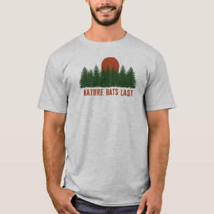 Camiseta La naturaleza batea al final árboles