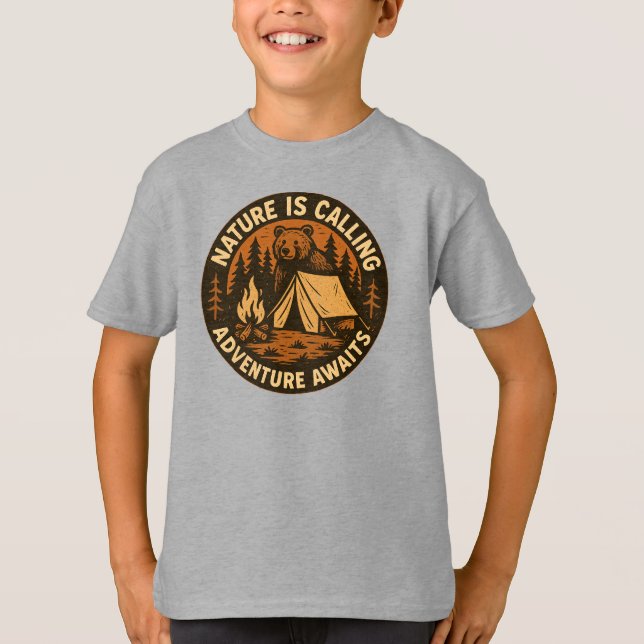 Camiseta La naturaleza está llamando. ¡La aventura espera!  (Anverso)