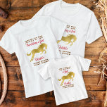 Camiseta La niña de la vaca primera medalla de oro del caba<br><div class="desc">Cowgirl primera camiseta de rodeo rosa y caballo dorado a juego de cumpleaños para sesión fotográfica familiar. Caballo dorado,  escritura occidental.</div>