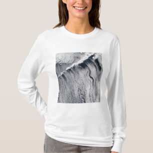 Camiseta La nube modela visible sobre la isla Aleutian