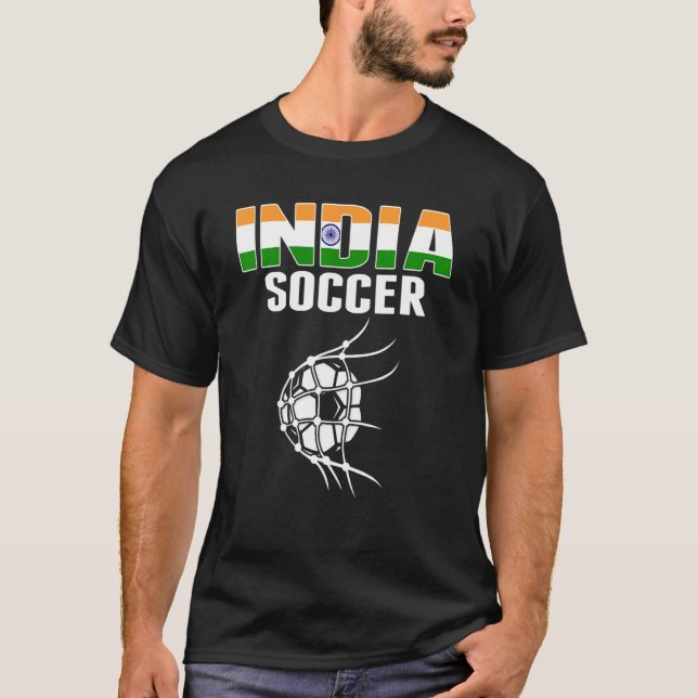 Camiseta La pelota de fútbol de India en la franja de fútbo (Anverso)