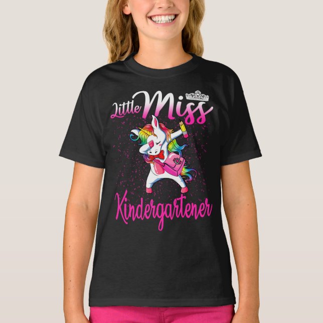 Camiseta La pequeña Miss Kindergartner Unicorn De Vuelta A  (Anverso)