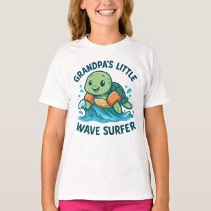 Camiseta La pequeña surfista de ola del abuelo cute a la to
