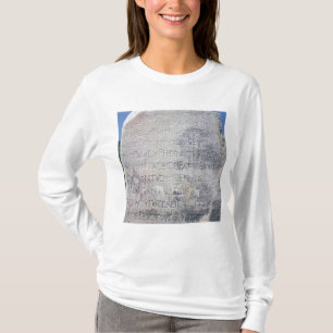 Camiseta La piedra helenística del epígrafe, encontró en
