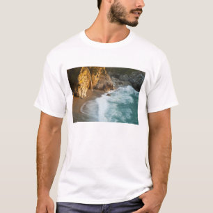 Camiseta La pintoresca McWay Falls cae en la playa y