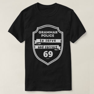 CAMISETA LA POLICÍA DE GRAMMAR PARA SERVIR Y CORRECTO