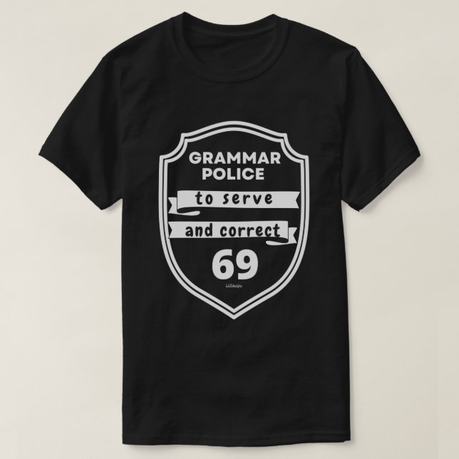 CAMISETA LA POLICÍA DE GRAMMAR PARA SERVIR Y CORRECTO (Diseño del anverso)