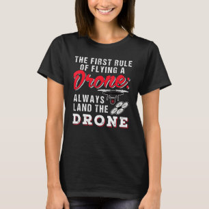 Camiseta La Primera Regla De Volar Un Dron Siempre Lleva A 