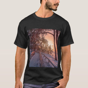 Camiseta La puesta de sol del invierno en un bosque de pino