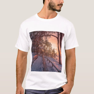 Camiseta La puesta de sol del invierno en un bosque de pino