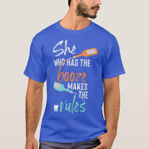 Camiseta La que tiene la bebida hace las reglas