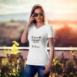 Camiseta La Reina de la Corte de la Gal de las Pickleball<br><div class="desc">Sí, hay una reina de la cancha de pickleball en tu vida que realmente disfrutaría de esta divertida camiseta como regalo. Sí — Reina de la cancha de baloncesto con mucho brillo y algún purpurina con un fondo de oro subió y personalizado con su nombre. Cualquier pregunta de diseño, sólo...</div>