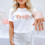 Camiseta La Rubor temática de TRIXIE Retro 70 y la novia Na<br><div class="desc">Esta camiseta de soltera de novia presenta una fuente temática retro de los años 70 en color rubor y naranja. Pida la opción de la novia blanca a la futura novia y al naranja coordinador "babe" camisetas para tu grupo de solteras. ¡Los colores son editables! Haga clic en 'editar diseño'...</div>