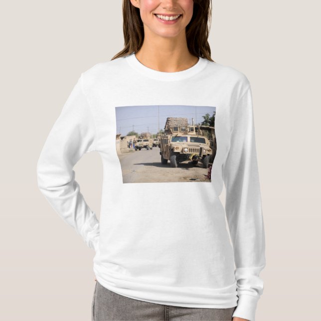 Camiseta La seguridad de Humvee durante una patrulla (Anverso)