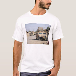 Camiseta La seguridad de Humvee durante una patrulla