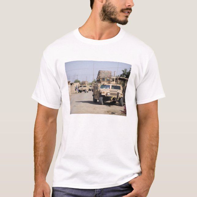 Camiseta La seguridad de Humvee durante una patrulla (Anverso)