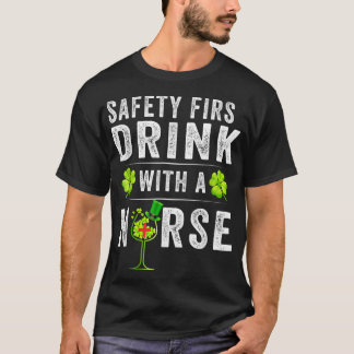 Camiseta La seguridad de la primera bebida con una enfermer