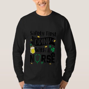 Camiseta La Seguridad De Las Mujeres La Primera Bebida Con 
