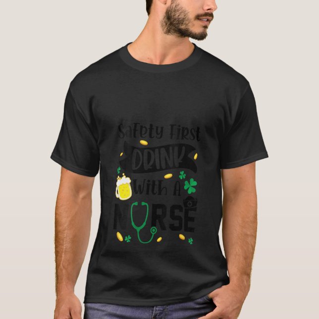 Camiseta La Seguridad De Las Mujeres La Primera Bebida Con  (Anverso)