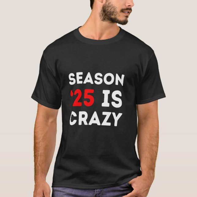 Camiseta La temporada '25 es loca graciosa, 2025 caos polít (Anverso)