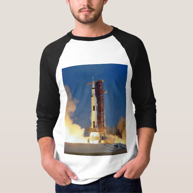 Camiseta La Tierra sacude mientras el Saturno V se desplaza (Anverso)
