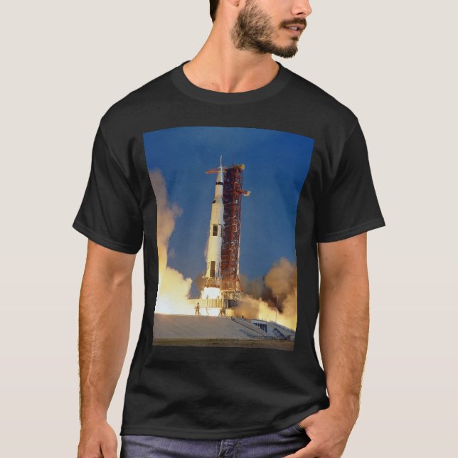 Camiseta La Tierra sacude mientras el Saturno V se desplaza (Anverso)