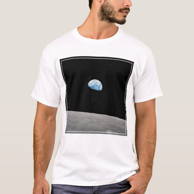 Camiseta La Tierra Se Levanta Sobre El Horizonte Lunar. (Anverso)