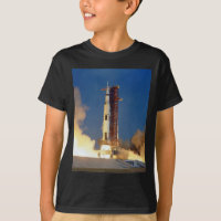 La Tierra tiembla mientras el Saturn V ilumina el