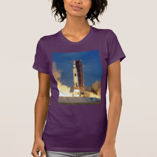 Camiseta La Tierra tiembla mientras el Saturn V ilumina el 