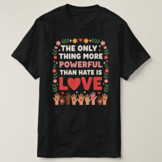 Camiseta La única cosa más poderosa que el odio es el amor