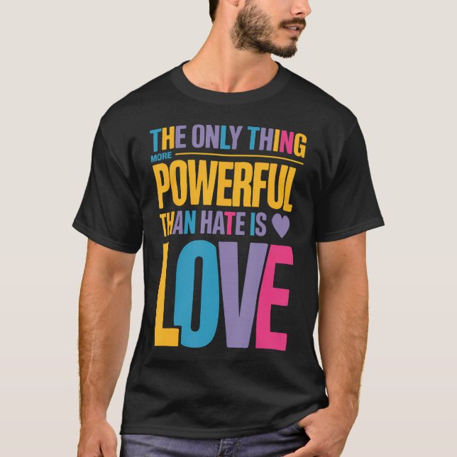 Camiseta La única cosa más poderosa que el odio es el amor (Anverso)