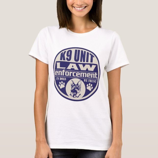 Camiseta La unidad K9 en perros confiamos en el azul (Anverso)