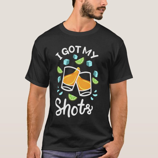 Camiseta La Vacuna De Tequila COVID Tiene 2 Vacunas (Anverso)