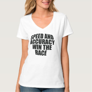CAMISETA LA VELOCIDAD Y LA PRECISIÓN GANAN LA CARRERA.