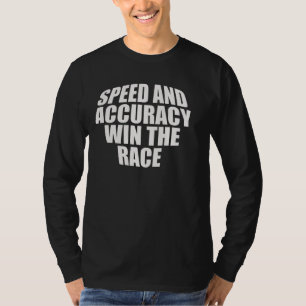 CAMISETA LA VELOCIDAD Y LA PRECISIÓN GANAN LA CARRERA.